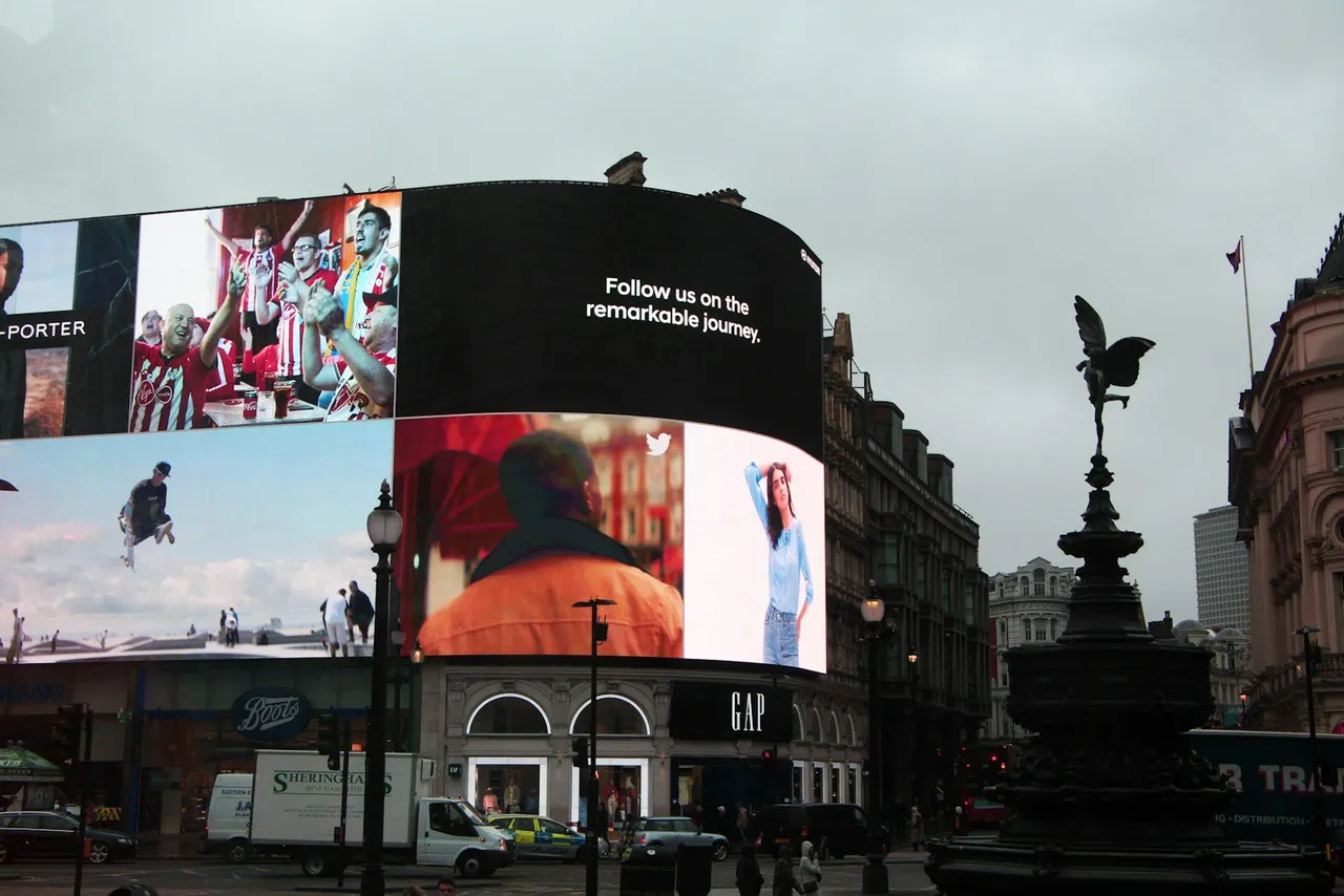 Large outdoor LED display at night — Riyadh Front retail / شاشة LED خارجية بالليل — واجهة الرياض